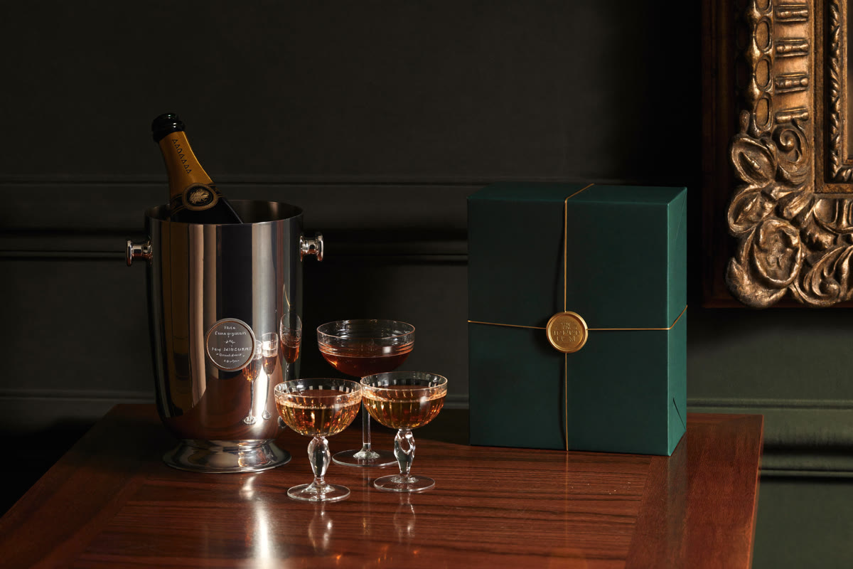 Champagne et présent dans un salon du Cercle