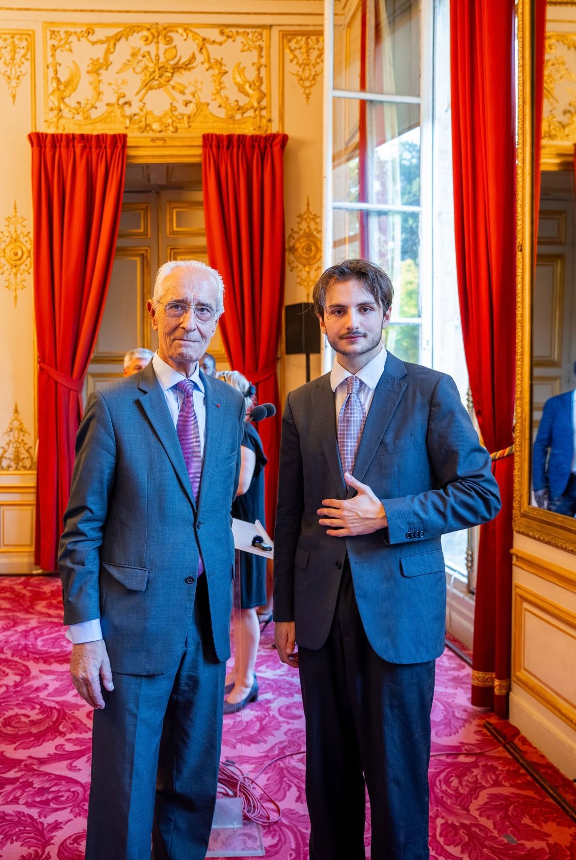 Un membre du Cercle en conversation avec un sénateur