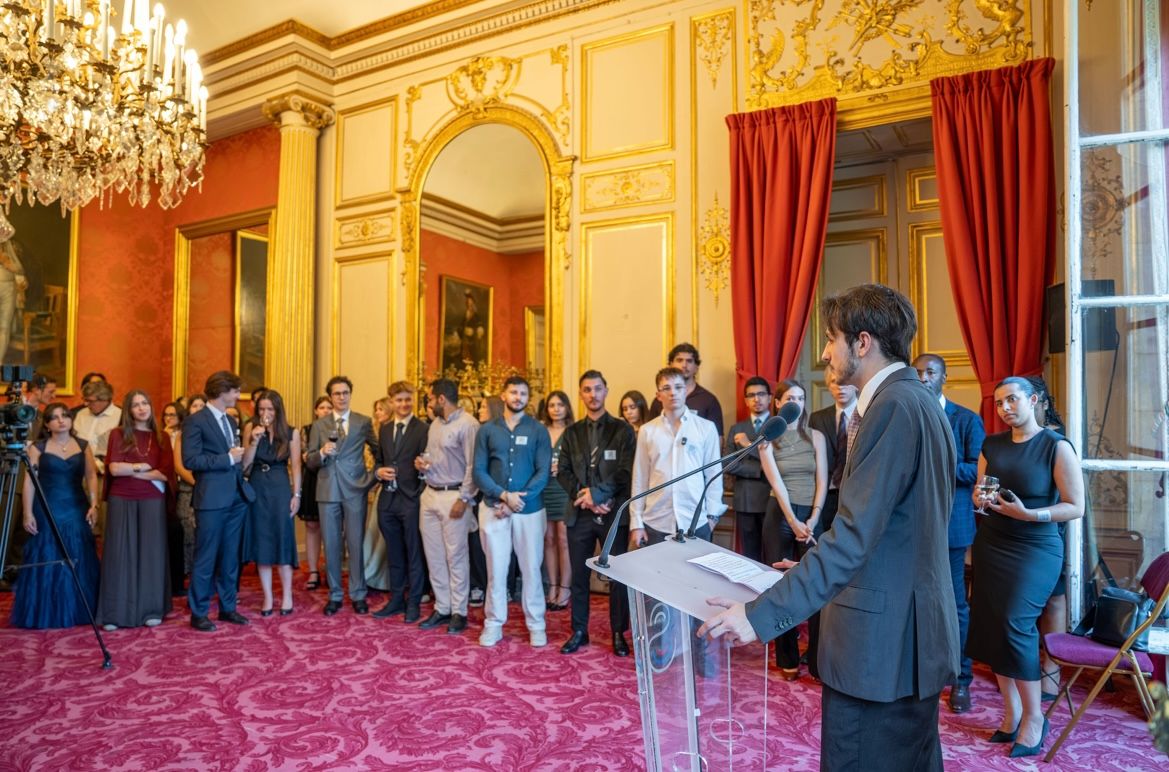 Orateur au pupitre du Sénat
