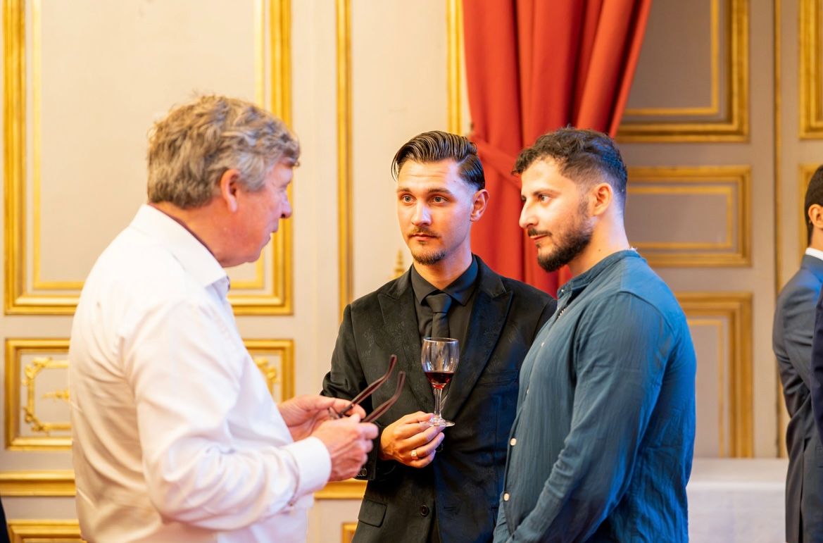 Membres du Cercle en conversation dans un salon