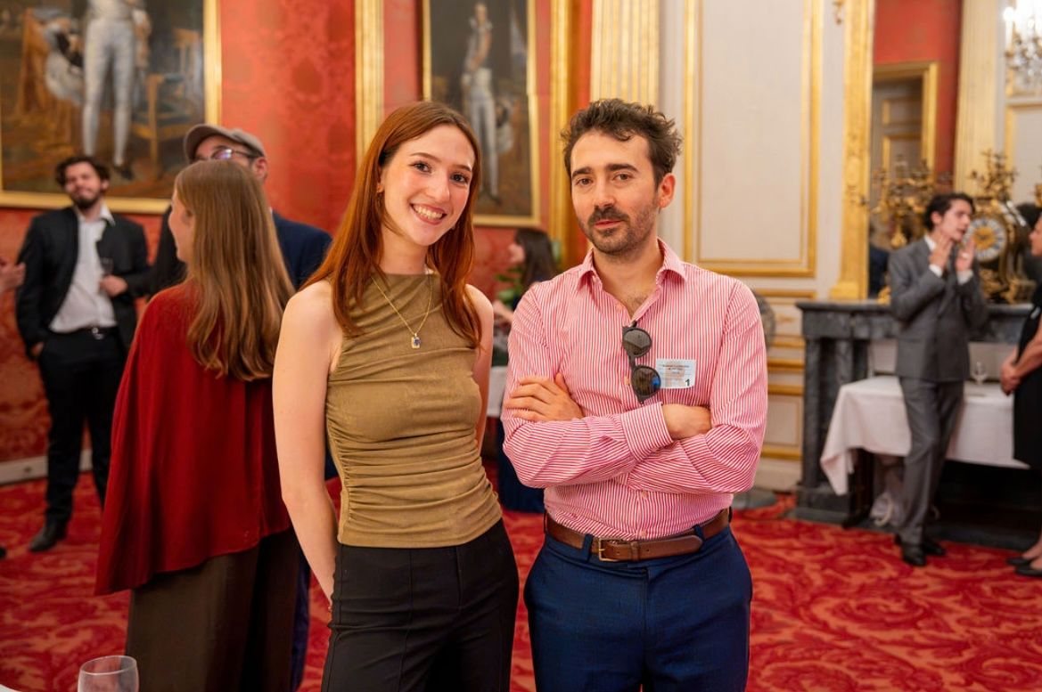 Membres du Cercle en conversation dans un salon